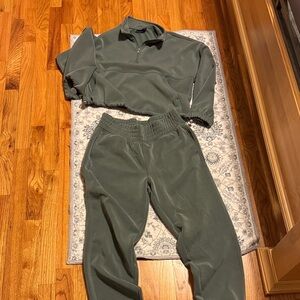 Olive Green Fleece Tracksuit set. Size medium. Good condition. By Bailey/44.